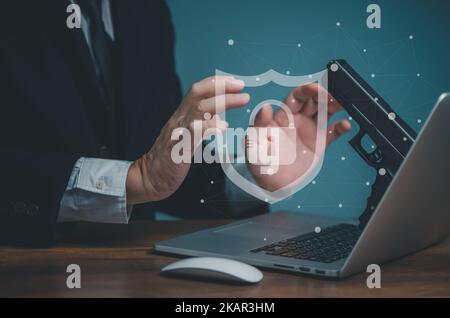 Cybersecurity, computer finance hacker concetto, businessman ottenere hacked sulla connessione di rete Internet, computer Security minacce da hacker throug Foto Stock