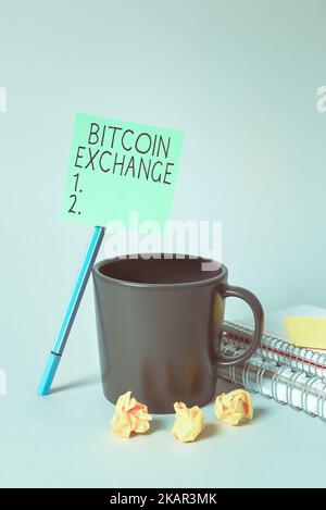 Ispirazione mostrando segno Bitcoin Exchange. Concetto significato combina lezioni tradizionali in classe con insegnamento on-line pezzo di carta con importante Foto Stock