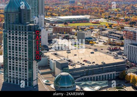 Niagara Falls City, Ontario, Canada - 27 2022 ottobre: Niagara Falls City nella stagione delle foglie autunnali. Downtown Horizon Hotels and Casino Resort. Foto Stock