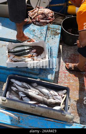 Vendita di pesce nel porto di pesca del piccolo villaggio di Cetara Foto Stock