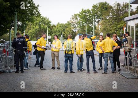 Circa 150 membri del movimento identitario di estrema destra hanno tenuto una manifestazione commemorativa a Kahlenberg Vienna (Austria), tra cui una marcia della torcia, il 10 settembre 2017. (Foto di David Speier/NurPhoto) Foto Stock