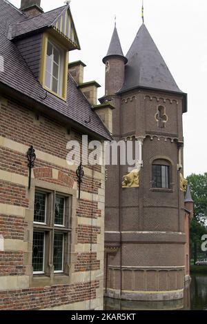 Heeswijk, Paesi Bassi, Niederlande, Castello di Heeswijk; Castello medievale di mattoni sull'acqua; Mittelalterliches Backsteinschloss auf dem Wasser; 在水的磚中世紀城堡 Foto Stock