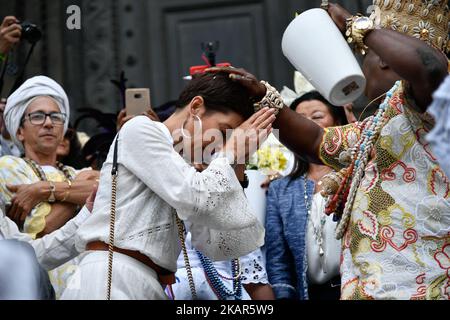 Cristina Cordula battezzata dal sommo sacerdote afro-brasiliano durante la festa della pulizia della Madeleine a Parigi, in Francia, il 5 settembre 2017. Il brasiliano si è riunito per pulire le marce della chiesa in simbolo degli schiavi che non sono stati autorizzati ad entrare nelle chiese di Salvador de Baia, Brasile. (Foto di Julien Mattia/NurPhoto) Foto Stock