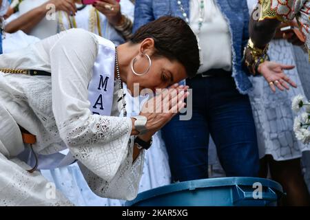 Cristina Cordula battezzata dal sommo sacerdote afro-brasiliano durante la festa della pulizia della Madeleine a Parigi, in Francia, il 5 settembre 2017. Il brasiliano si è riunito per pulire le marce della chiesa in simbolo degli schiavi che non sono stati autorizzati ad entrare nelle chiese di Salvador de Baia, Brasile (Foto di Julien Mattia/NurPhoto) Foto Stock