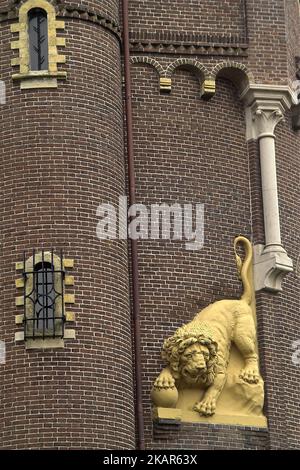 Heeswijk, Paesi Bassi, Niederlande, Castello di Heeswijk; Castello medievale di mattoni sull'acqua; Mittelalterliches Backsteinschloss auf dem Wasser; 在水的磚中世紀城堡 Foto Stock