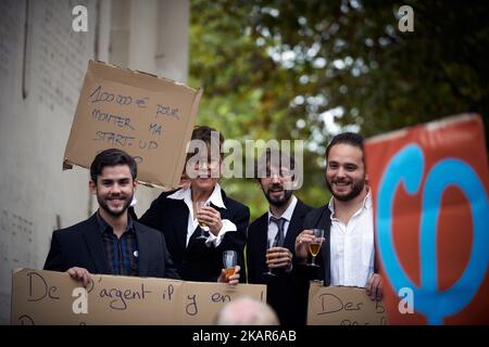 I manifestanti giocano per sostenere Emmanuel Macron, presidente francese durante un incontro contro le sue politiche.come Emmanuel Macron è venuto a Tolosa per discutere di alloggi, il fronte sociale (incontro di partiti politici e sindacati) Si è riunito di fronte al Memoriale di guerra di Tolosa per protestare contro la nuova riforma del lavoro e contro l'abbassamento dell'indennità di alloggio personale. Tolosa. Francia. Settembre 11th 2017. (Foto di Alain Pitton/NurPhoto) Foto Stock