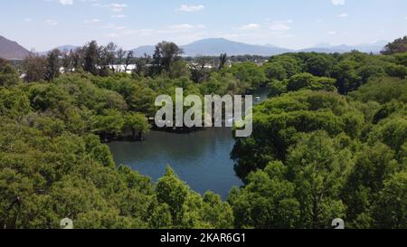 Il bellissimo lago di Camecuaro è circondato da una vegetazione lussureggiante a Michoacan Foto Stock