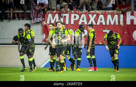 Sportings Ivorian Forward Seydou Doumbia festeggia dopo aver segnato un gol durante la UEFA Champions League Group D, partita tra Olympiacos e Sporting CP, allo stadio Georgios Karaiskakis di Pireo, in Grecia, il 12 settembre 2017. (Foto di Eurokinissi / DPI / NurPhoto) Foto Stock