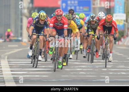 (Al centro a sinistra) Siarhei Papok (Minsk Cycling Club) e Liam Bertazzo (Willier Triestina) lottano per il secondo posto a cento metri da Joseph Cooper del team Isowhey Sports Swisswellness che vince la terza tappa del 2017 Tour of China 1, i 140,6 km di Pingchang Circuit Race. Giovedì 14 settembre 2017, nella contea di Pingchang, città di Bazhong, provincia di Sichuan, Cina. Foto di Artur Widak Foto Stock