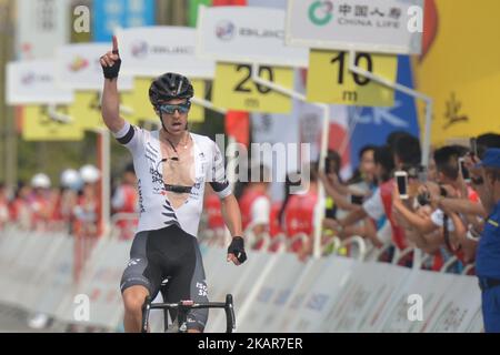 Joseph Cooper della squadra di sport di Isowhey Swisswellness vince la terza tappa del 2017 Tour of China 1, i 140,6 km di Pingchang Circuit Race. Giovedì 14 settembre 2017, nella contea di Pingchang, città di Bazhong, provincia di Sichuan, Cina. Foto di Artur Widak Foto Stock