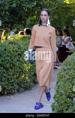 Un modello cammina sulla pista al Moises Nieto show durante la Mercedes-Benz Fashion Week Madrid Primavera/Estate 2018 il 13 settembre 2017 a Madrid, Spagna. Nieto ha vinto il National Fashion Award 2017 nella categoria "New Value". (Foto di Oscar Gonzalez/NurPhoto) Foto Stock