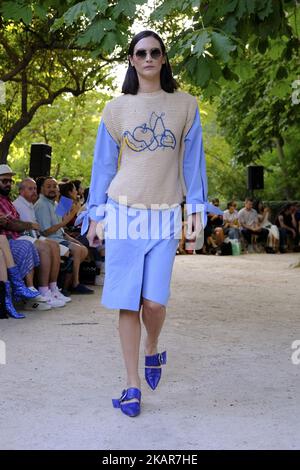 Un modello cammina sulla pista al Moises Nieto show durante la Mercedes-Benz Fashion Week Madrid Primavera/Estate 2018 il 13 settembre 2017 a Madrid, Spagna. Nieto ha vinto il National Fashion Award 2017 nella categoria "New Value". (Foto di Oscar Gonzalez/NurPhoto) Foto Stock