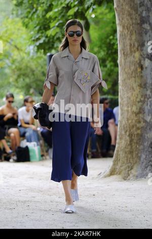 Un modello cammina sulla pista al Moises Nieto show durante la Mercedes-Benz Fashion Week Madrid Primavera/Estate 2018 il 13 settembre 2017 a Madrid, Spagna. Nieto ha vinto il National Fashion Award 2017 nella categoria "New Value". (Foto di Oscar Gonzalez/NurPhoto) Foto Stock