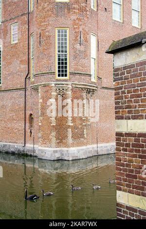 Heeswijk, Paesi Bassi, Niederlande, Castello di Heeswijk; Castello medievale di mattoni sull'acqua; Mittelalterliches Backsteinschloss auf dem Wasser; 在水的磚中世紀城堡 Foto Stock