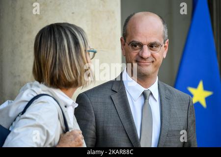 Il ministro dell'Istruzione Jean-Michel Blanquer (R) e il ministro francese della Cultura Francoise Nyssen lasciano il palazzo presidenziale dell'Elysee dopo una riunione del governo il 14 settembre 2017 a Parigi. (Foto di Julien Mattia/NurPhoto) Foto Stock