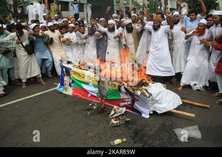 I musulmani del Bangladesh bruciano la bara di Aung San Suu Kyiâ e la bandiera nazionale del Myanmar per protestare contro i musulmani di Rohgingya che uccidono negli stati di Rakhine a Dhaka, Bangladesh, il 15 settembre 2017. Circa 400.000 Rohingya sono fuggiti in Bangladesh per sfuggire alle operazioni militari in corso di Myanmarâ. (Foto di Rehman Asad/NurPhoto) Foto Stock