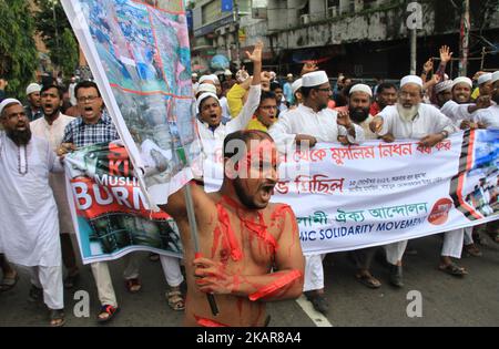 I musulmani del Bangladesh protestano contro i musulmani di Rohgingya che uccidono negli stati di Rakhine di Myanmarâ a Dhaka, Bangladesh, il 15 settembre 2017. Circa 400.000 Rohingya sono fuggiti in Bangladesh per sfuggire alle operazioni militari in corso di Myanmarâ. (Foto di Rehman Asad/NurPhoto) Foto Stock