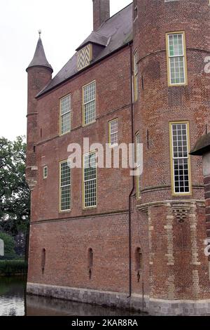 Heeswijk, Paesi Bassi, Niederlande, Castello di Heeswijk; Castello medievale di mattoni sull'acqua; Mittelalterliches Backsteinschloss auf dem Wasser; 在水的磚中世紀城堡 Foto Stock