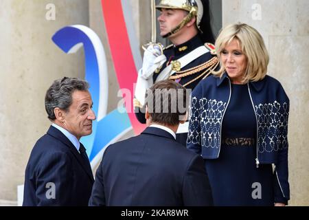 Il presidente francese Emmanuel Macron e sua moglie Brigitte accolgono l’ex presidente francese Nicolas Sarkozy per la “Città Olimpica di Parigi 2024” all’Elysee Palace di Parigi, in Francia, il 15 settembre 2017. (Foto di Julien Mattia/NurPhoto) Foto Stock