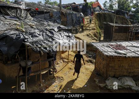 Rohingya girl correrà verso la sua tenda di fortuna al campo di kutupalong a Ukhiya, Bangladesh 15 settembre 2017. Molti dei Rohingya in fuga dalla violenza in Myanmar avevano viaggiato in barca per trovare rifugio nel vicino Bangladesh. Secondo le Nazioni Unite, più di 300 mila rifugiati Rohingya sono fuggiti dal Myanmar dalla violenza nelle ultime settimane, la maggior parte dei quali cerca di attraversare il confine e raggiungere il Bangladesh. (Foto di KM Asad/NurPhoto) Foto Stock