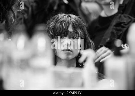 Un modello è visto backstage davanti al Ralph & Russo show durante la London Fashion Week 2017 settembre il 15 settembre 2017 a Londra, Inghilterra. (Foto di Alberto Pezzali/NurPhoto) Foto Stock