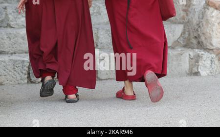 I monaci buddisti tibetani frequentano il Dalai lama, Tenzin GYATSO, al Teatro Greco di Taormina il 16 settembre 2017. Il leader spirituale del popolo tibetano è in visita di tre giorni in Italia. (Foto di Gabriele Maricchiolo/NurPhoto) Foto Stock