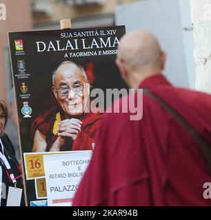 Il monaco buddista tibetano partecipa al Dalai lama, Tenzin GYATSO, al Teatro Greco di Taormina il 16 settembre 2017. Il leader spirituale del popolo tibetano è in visita di tre giorni in Italia. (Foto di Gabriele Maricchiolo/NurPhoto) Foto Stock