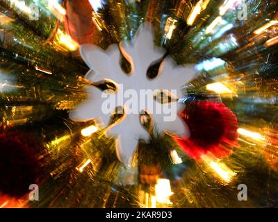 Decorazione a stella dell'albero di Natale con zoom motion Foto Stock