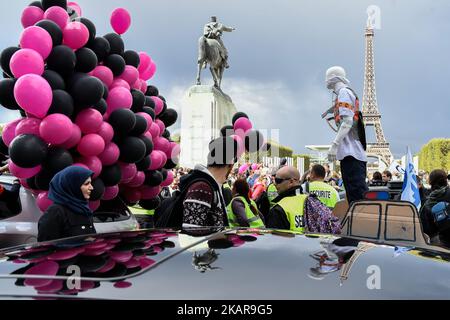 I dimostranti trasportano palloncini rosa e neri durante una marcia di protesta chiedendo mezzi migliori per gli agenti di polizia francesi il 16 settembre 2017, accanto alla Torre Eiffel di Parigi, un anno dopo un numero crescente di manifestazioni da parte di agenti di polizia e sindacati francesi in risposta agli attacchi crescenti contro i loro membri. (Foto di Julien Mattia/NurPhoto) Foto Stock