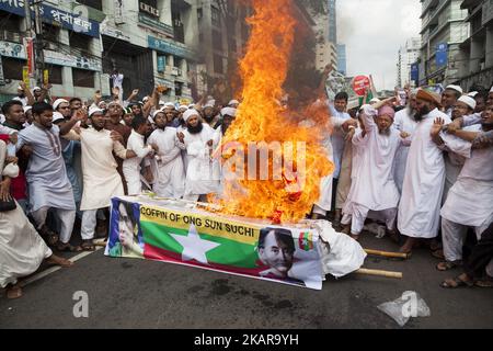 I musulmani del Bangladesh bruciano la bara di Aung San Suu Kyis e la bandiera nazionale del Myanmar per protestare contro i musulmani di Rohgingya che uccidono negli stati di Rakhine a Dhaka, Bangladesh, il 15 settembre 2017. Circa 400.000 Rohingya sono fuggiti in Bangladesh per sfuggire alle operazioni militari in corso a Myanmars. Più di 370.000 Rohingya, molte delle quali donne e bambini sono fuggiti in Bangladesh per sfuggire alla violenza dall’agosto 25, secondo le Nazioni Unite, una media di quasi 20.000 al giorno. (Foto di Monirul Alam/NurPhoto) Foto Stock