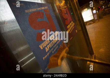 I membri della candidatura all'unità popolare (CUP) distribuiscono manifesti di campagna nel quartiere popolare di Nou Barris, Barcellona, chiedendo il voto 'Sì' nel referendum di indipendenza della Catalogna il 1 ottobre, a Barcellona il 17 settembre 2017 (Foto di Miquel Llop/NurPhoto) Foto Stock