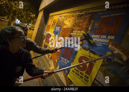 I membri della candidatura all'unità popolare (CUP) distribuiscono manifesti di campagna nel quartiere popolare di Nou Barris, Barcellona, chiedendo il voto 'Sì' nel referendum di indipendenza della Catalogna il 1 ottobre, a Barcellona il 17 settembre 2017 (Foto di Miquel Llop/NurPhoto) Foto Stock