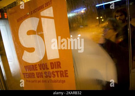 I membri della candidatura all'unità popolare (CUP) distribuiscono manifesti di campagna nel quartiere popolare di Nou Barris, Barcellona, chiedendo il voto 'Sì' nel referendum di indipendenza della Catalogna il 1 ottobre, a Barcellona il 17 settembre 2017 (Foto di Miquel Llop/NurPhoto) Foto Stock