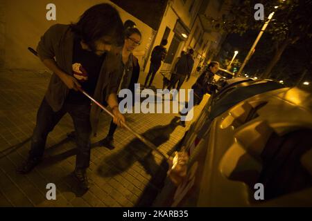 I membri della candidatura all'unità popolare (CUP) distribuiscono manifesti di campagna nel quartiere popolare di Nou Barris, Barcellona, chiedendo il voto 'Sì' nel referendum di indipendenza della Catalogna il 1 ottobre, a Barcellona il 17 settembre 2017 (Foto di Miquel Llop/NurPhoto) Foto Stock