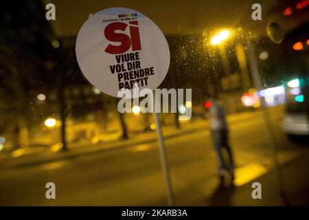 I membri della candidatura all'unità popolare (CUP) distribuiscono manifesti di campagna nel quartiere popolare di Nou Barris, Barcellona, chiedendo il voto 'Sì' nel referendum di indipendenza della Catalogna il 1 ottobre, a Barcellona il 17 settembre 2017 (Foto di Miquel Llop/NurPhoto) Foto Stock