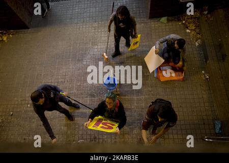 I membri della candidatura all'unità popolare (CUP) distribuiscono manifesti di campagna nel quartiere popolare di Nou Barris, Barcellona, chiedendo il voto 'Sì' nel referendum di indipendenza della Catalogna il 1 ottobre, a Barcellona il 17 settembre 2017 (Foto di Miquel Llop/NurPhoto) Foto Stock