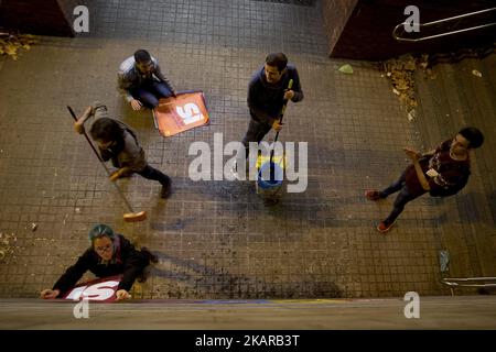 I membri della candidatura all'unità popolare (CUP) distribuiscono manifesti di campagna nel quartiere popolare di Nou Barris, Barcellona, chiedendo il voto 'Sì' nel referendum di indipendenza della Catalogna il 1 ottobre, a Barcellona il 17 settembre 2017 (Foto di Miquel Llop/NurPhoto) Foto Stock
