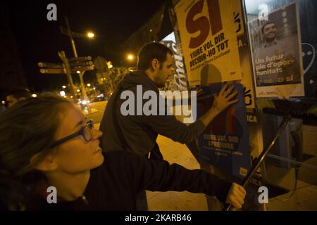 I membri della candidatura all'unità popolare (CUP) distribuiscono manifesti di campagna nel quartiere popolare di Nou Barris, Barcellona, chiedendo il voto 'Sì' nel referendum di indipendenza della Catalogna il 1 ottobre, a Barcellona il 17 settembre 2017 (Foto di Miquel Llop/NurPhoto) Foto Stock