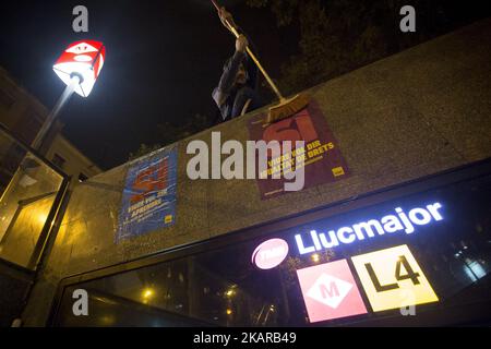 I membri della candidatura all'unità popolare (CUP) distribuiscono manifesti di campagna nel quartiere popolare di Nou Barris, Barcellona, chiedendo il voto 'Sì' nel referendum di indipendenza della Catalogna il 1 ottobre, a Barcellona il 17 settembre 2017 (Foto di Miquel Llop/NurPhoto) Foto Stock