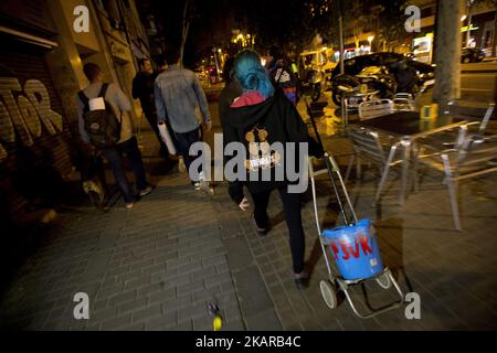 I membri della candidatura all'unità popolare (CUP) distribuiscono manifesti di campagna nel quartiere popolare di Nou Barris, Barcellona, chiedendo il voto 'Sì' nel referendum di indipendenza della Catalogna il 1 ottobre, a Barcellona il 17 settembre 2017 (Foto di Miquel Llop/NurPhoto) Foto Stock
