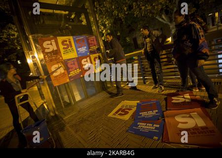 I membri della candidatura all'unità popolare (CUP) distribuiscono manifesti di campagna nel quartiere popolare di Nou Barris, Barcellona, chiedendo il voto 'Sì' nel referendum di indipendenza della Catalogna il 1 ottobre, a Barcellona il 17 settembre 2017 (Foto di Miquel Llop/NurPhoto) Foto Stock