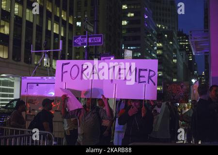 Ex-pats e sostenitori brasiliani si sono incontrati a Midtown Manhattan per protestare contro la presenza di Michel Temer a New York per l'Assemblea Generale delle Nazioni Unite il 18 settembre 2017 a New York City. L’incontro annuale dei leader mondiali porterà le chiusure delle strade, migliaia di funzionari incaricati dell’applicazione della legge e proteste nelle strade di New York City. Martedì il Presidente Donald Trump si rivolterà all’Assemblea generale delle Nazioni Unite. (Foto di Shay Horse/NurPhoto) Foto Stock