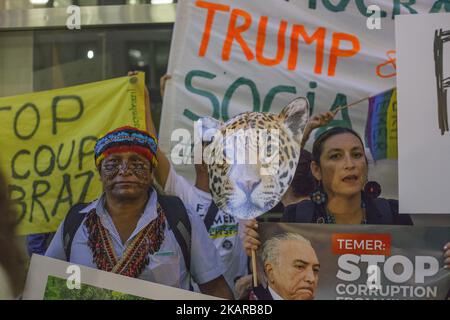 Ex-pats e sostenitori brasiliani si sono incontrati a Midtown Manhattan per protestare contro la presenza di Michel Temer a New York per l'Assemblea Generale delle Nazioni Unite il 18 settembre 2017 a New York City. L’incontro annuale dei leader mondiali porterà le chiusure delle strade, migliaia di funzionari incaricati dell’applicazione della legge e proteste nelle strade di New York City. Martedì il Presidente Donald Trump si rivolterà all’Assemblea generale delle Nazioni Unite. (Foto di Shay Horse/NurPhoto) Foto Stock