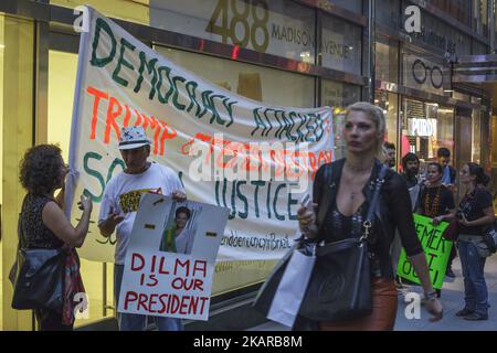 Ex-pats e sostenitori brasiliani si sono incontrati a Midtown Manhattan per protestare contro la presenza di Michel Temer a New York per l'Assemblea Generale delle Nazioni Unite il 18 settembre 2017 a New York City. L’incontro annuale dei leader mondiali porterà le chiusure delle strade, migliaia di funzionari incaricati dell’applicazione della legge e proteste nelle strade di New York City. Martedì il Presidente Donald Trump si rivolterà all’Assemblea generale delle Nazioni Unite. (Foto di Shay Horse/NurPhoto) Foto Stock