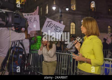 Ex-pats e sostenitori brasiliani si sono incontrati a Midtown Manhattan per protestare contro la presenza di Michel Temer a New York per l'Assemblea Generale delle Nazioni Unite il 18 settembre 2017 a New York City. L’incontro annuale dei leader mondiali porterà le chiusure delle strade, migliaia di funzionari incaricati dell’applicazione della legge e proteste nelle strade di New York City. Martedì il Presidente Donald Trump si rivolterà all’Assemblea generale delle Nazioni Unite. (Foto di Shay Horse/NurPhoto) Foto Stock