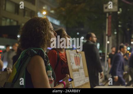 Ex-pats e sostenitori brasiliani si sono incontrati a Midtown Manhattan per protestare contro la presenza di Michel Temer a New York per l'Assemblea Generale delle Nazioni Unite il 18 settembre 2017 a New York City. L’incontro annuale dei leader mondiali porterà le chiusure delle strade, migliaia di funzionari incaricati dell’applicazione della legge e proteste nelle strade di New York City. Martedì il Presidente Donald Trump si rivolterà all’Assemblea generale delle Nazioni Unite. (Foto di Shay Horse/NurPhoto) Foto Stock