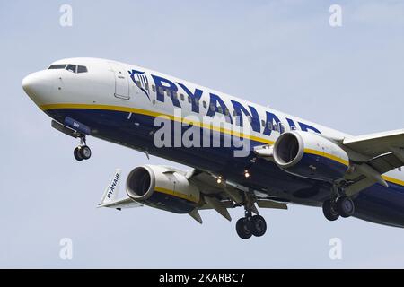 Ryanair Ltd è una compagnia aerea irlandese a basso costo fondata nel 1984 con sede a Dublino, Irlanda. Ryanair possiede 403 velivoli e ne ha ordinato altri 175. Ryanair serve 205 destinazioni ed è considerata la compagnia aerea che ha rivoluzionato il volo a basso costo in Europa. È la compagnia aerea che ha permesso per la prima volta due bagagli in cabina gratuitamente. I passeggeri devono affrontare gravi interruzioni di viaggio dopo che la compagnia aerea avrà annunciato che cancellerà 40-50 voli ogni giorno nelle prossime sei settimane, a causa di un errore nella pianificazione delle vacanze pilota. (Foto di Nicolas Economou/NurPhoto) Foto Stock