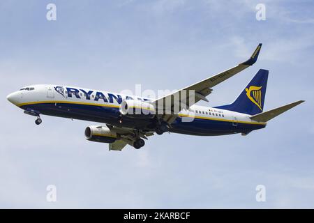 Ryanair Ltd è una compagnia aerea irlandese a basso costo fondata nel 1984 con sede a Dublino, Irlanda. Ryanair possiede 403 velivoli e ne ha ordinato altri 175. Ryanair serve 205 destinazioni ed è considerata la compagnia aerea che ha rivoluzionato il volo a basso costo in Europa. È la compagnia aerea che ha permesso per la prima volta due bagagli in cabina gratuitamente. I passeggeri devono affrontare gravi interruzioni di viaggio dopo che la compagnia aerea avrà annunciato che cancellerà 40-50 voli ogni giorno nelle prossime sei settimane, a causa di un errore nella pianificazione delle vacanze pilota. (Foto di Nicolas Economou/NurPhoto) Foto Stock