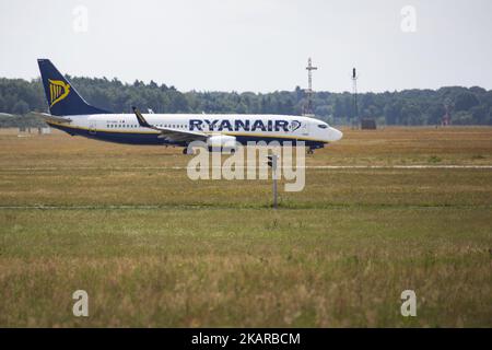 Ryanair Ltd è una compagnia aerea irlandese a basso costo fondata nel 1984 con sede a Dublino, Irlanda. Ryanair possiede 403 velivoli e ne ha ordinato altri 175. Ryanair serve 205 destinazioni ed è considerata la compagnia aerea che ha rivoluzionato il volo a basso costo in Europa. È la compagnia aerea che ha permesso per la prima volta due bagagli in cabina gratuitamente. I passeggeri devono affrontare gravi interruzioni di viaggio dopo che la compagnia aerea avrà annunciato che cancellerà 40-50 voli ogni giorno nelle prossime sei settimane, a causa di un errore nella pianificazione delle vacanze pilota. (Foto di Nicolas Economou/NurPhoto) Foto Stock