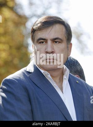 L'ex presidente georgiano e l'ex governatore della regione di Odessa Mikheil Saakashvili e i suoi avvocati di fronte all'edificio dell'ufficio presidenziale annunciano i loro piani per appellarsi al decreto del presidente sulla privazione della cittadinanza, Kyiv, Ucraina, 19 settembre 2017. (Foto di Sergii Kharchenko/NurPhoto) Foto Stock